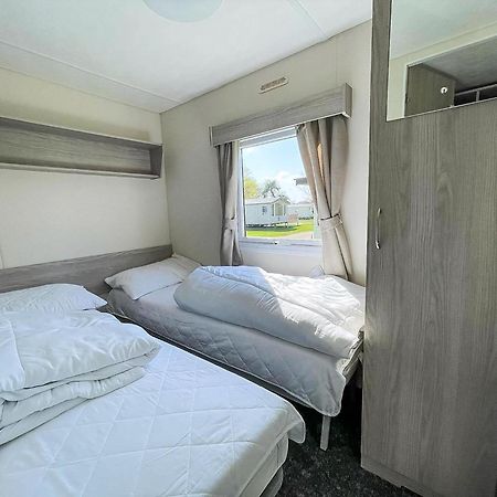 Gorgeous Caravan With Decking In Breydon Water Holiday Park, Ref 10081B Belton with Browston Exterior foto