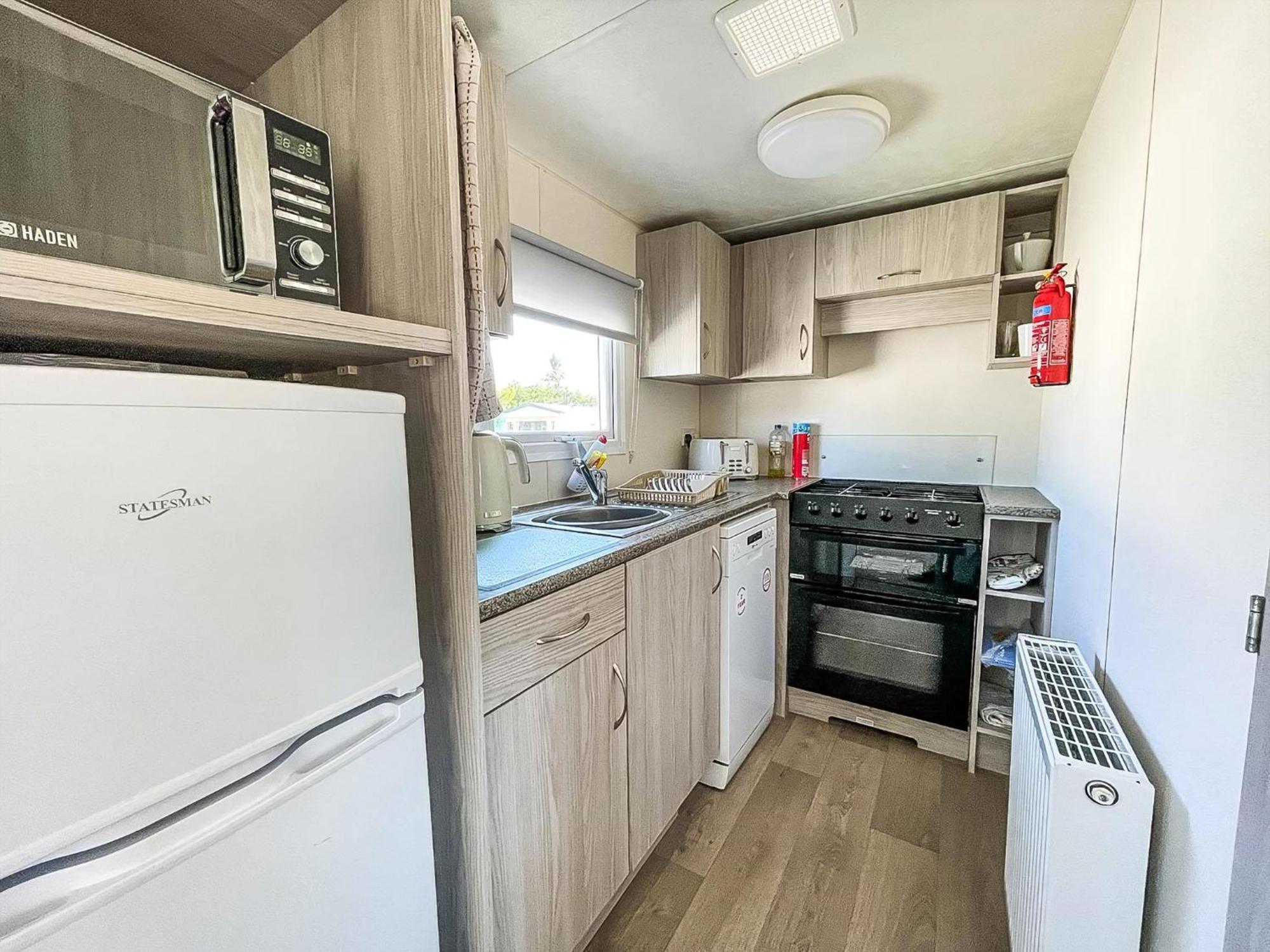 Gorgeous Caravan With Decking In Breydon Water Holiday Park, Ref 10081B Belton with Browston Exterior foto