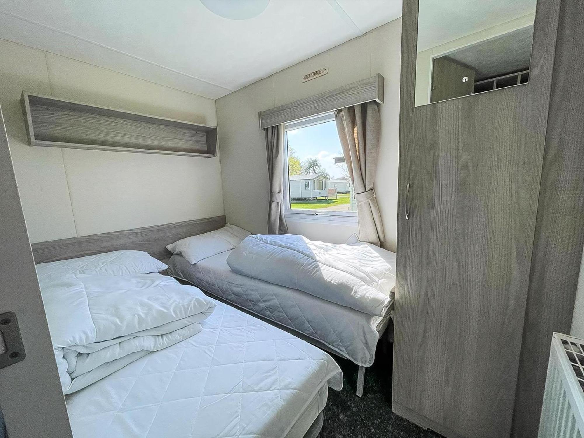 Gorgeous Caravan With Decking In Breydon Water Holiday Park, Ref 10081B Belton with Browston Exterior foto
